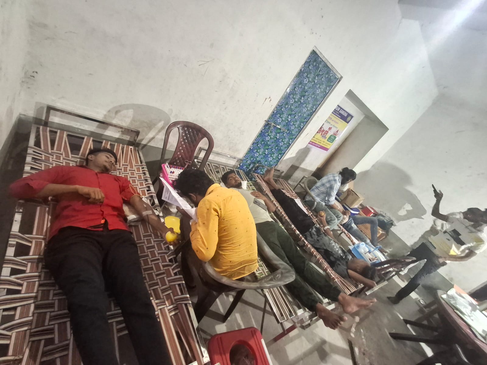 ঝড়-বৃষ্টি উপেক্ষা করে রক্তদান শিবিরে সাড়া, পুরে নবারুণ সঙ্ঘের মানবিক উদ্যোগ