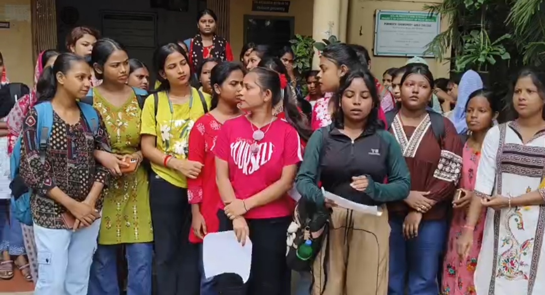 সেমিস্টার ফি বৃদ্ধি ও প্রশাসনিক অব্যবস্থায় উত্তাল বোলপুরের মহিলা মহাবিদ্যালয়