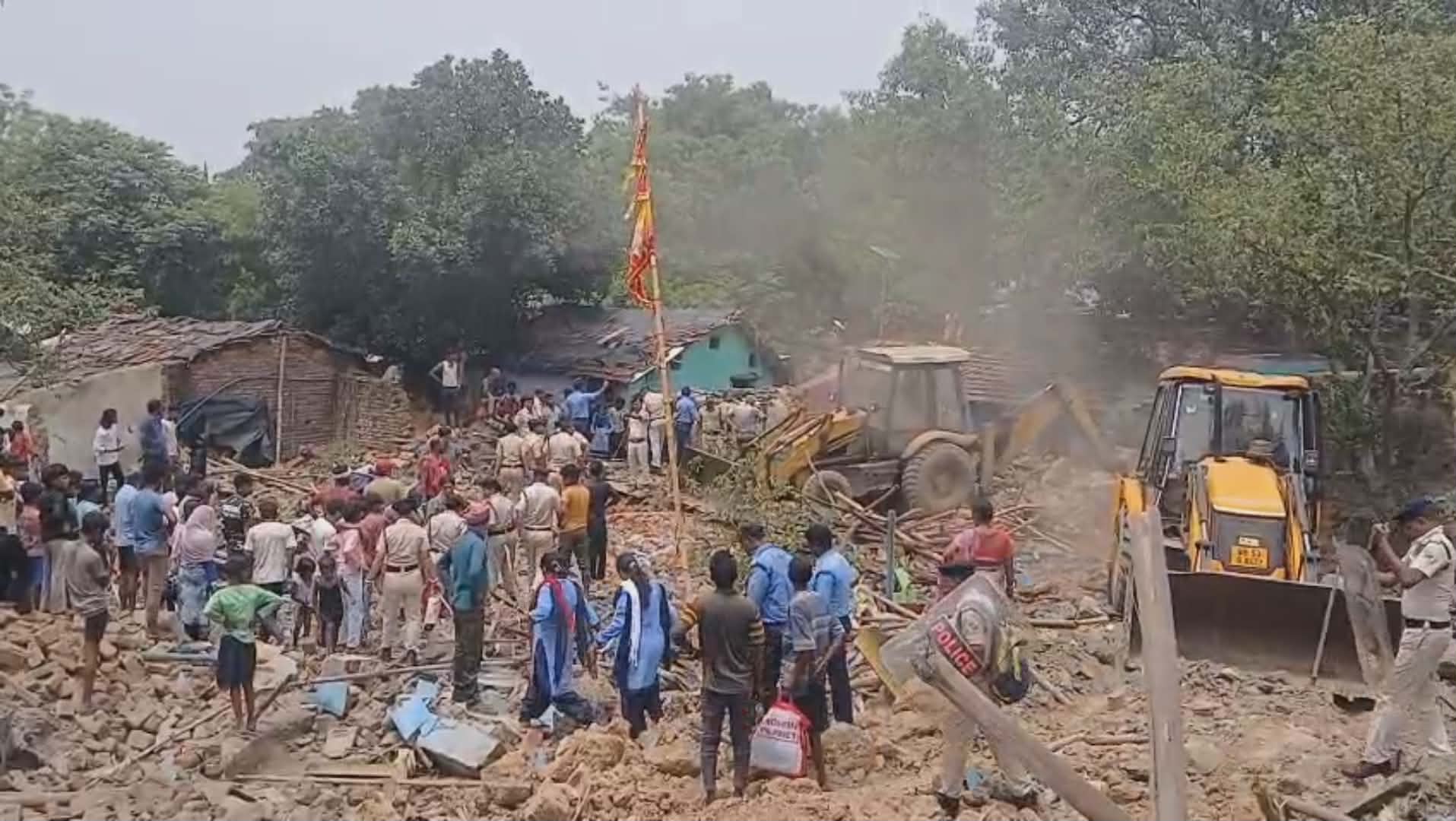 রেল জমিতে উচ্ছেদ অভিযান: বুলডোজারে ভাঙা হলো অবৈধ বসতি