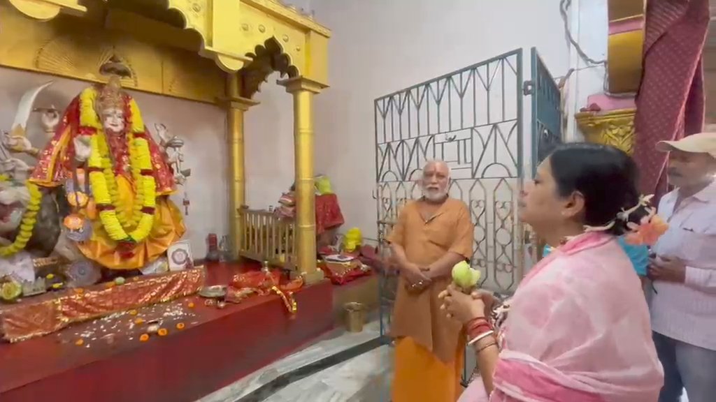 গণনার আগে জয়ের প্রার্থনায়  পুজো গেরুয়া প্রার্থীদের