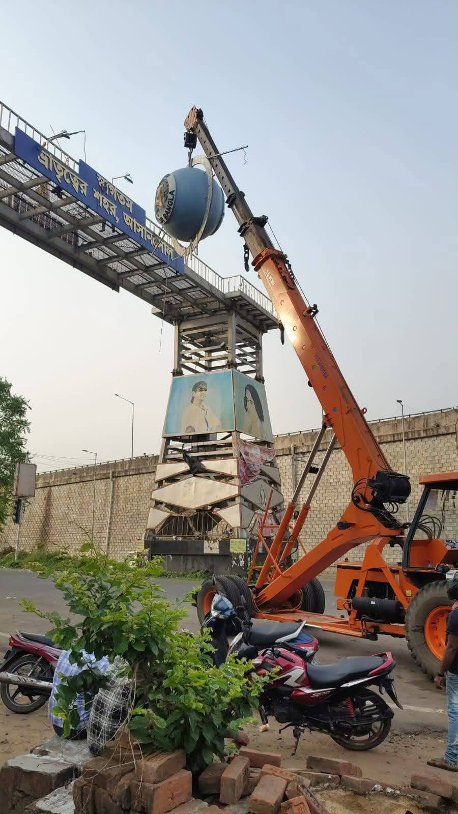 আসানসোলের প্রবেশদ্বার থেকে সরানো হলো ‘বিশ্ববাংলা’ লোগো, বিতর্ক