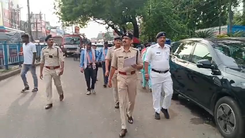 অবৈধ পার্কিংয়ের বিরুদ্ধে পুলিশি অভিযান: বন্ধ পার্কিং ফি আদায়