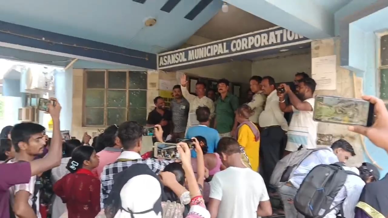 জন্ম শংসাপত্র না মেলায় কুলটি বোরো কার্যালয়ে বিক্ষোভ: উত্তপ্ত পরিস্থিতি
