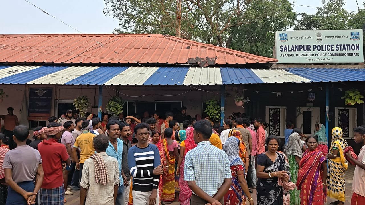 প্রেমিকার পরিবারের অত্যাচার ও ব্ল্যাকমেইল- যুবকের আত্মহত্যা, থানায় বিক্ষোভ