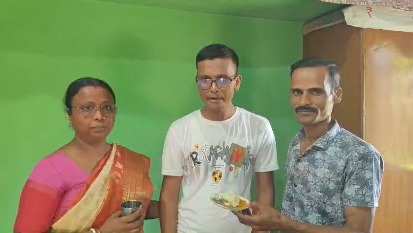 মেধা তালিকায় আসানসোলের অভিষেক, খুশির হাওয়া শিল্পাঞ্চলে