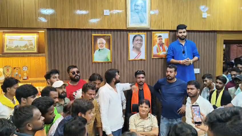 মেয়রের চেম্বার থেকে মমতার ছবি সরিয়ে মোদি-শুভেন্দুর ছবি