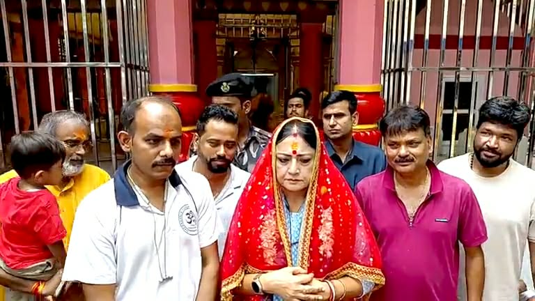 মন্দিরে পুজো দিয়ে সেবার অঙ্গীকার অগ্নিমিত্রার 