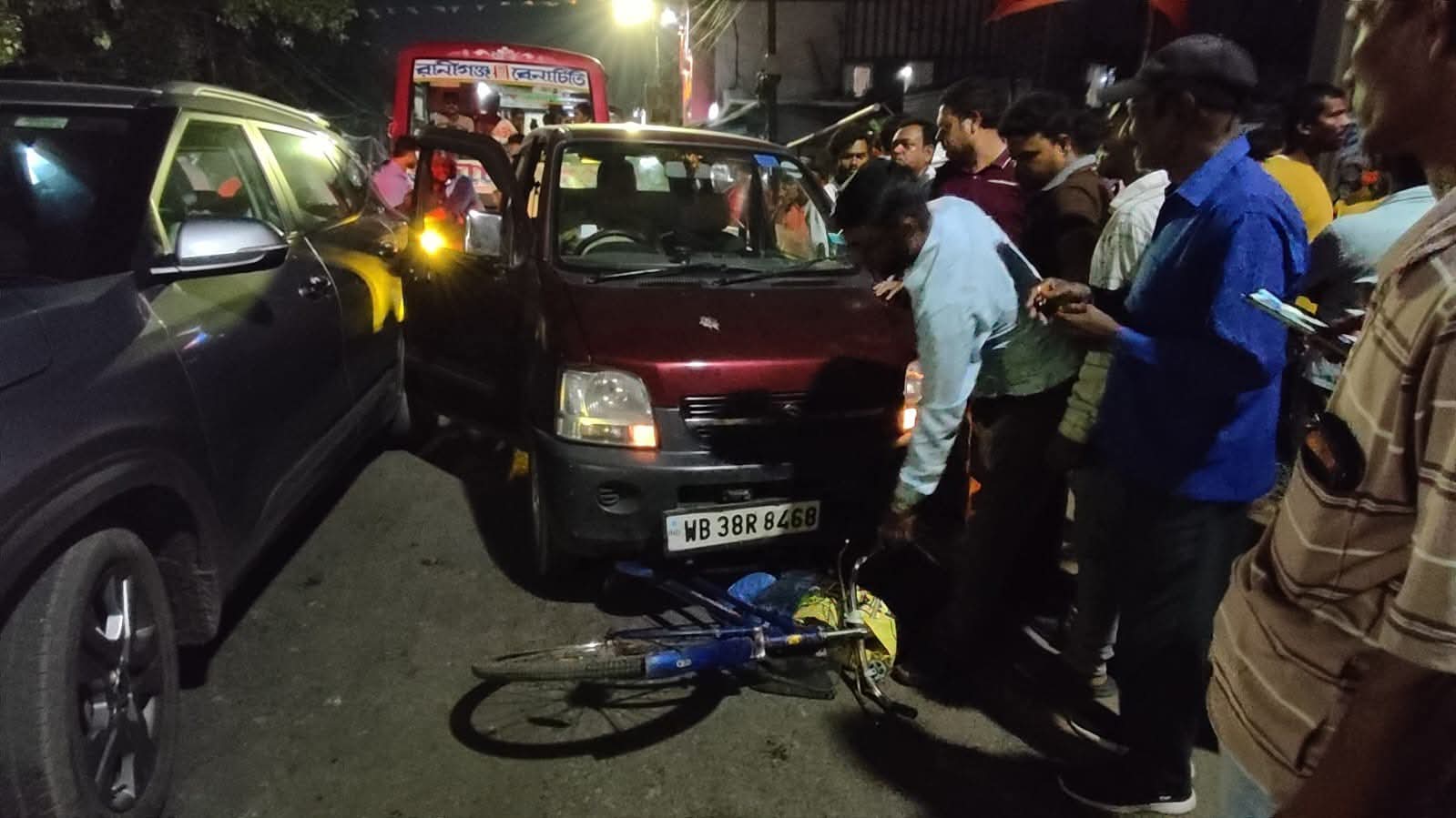 রানিগঞ্জে ভয়াবহ পথ দুর্ঘটনা: সাইকেল আরোহীকে টেনে নিয়ে গেল গাড়ি