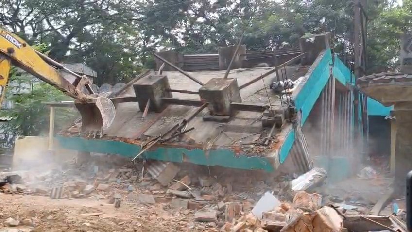 উচ্ছেদ অভিযান: দুর্গাপুরে গুঁড়িয়ে দেওয়া হলো তৃণমূলের দলীয় কার্যালয়
