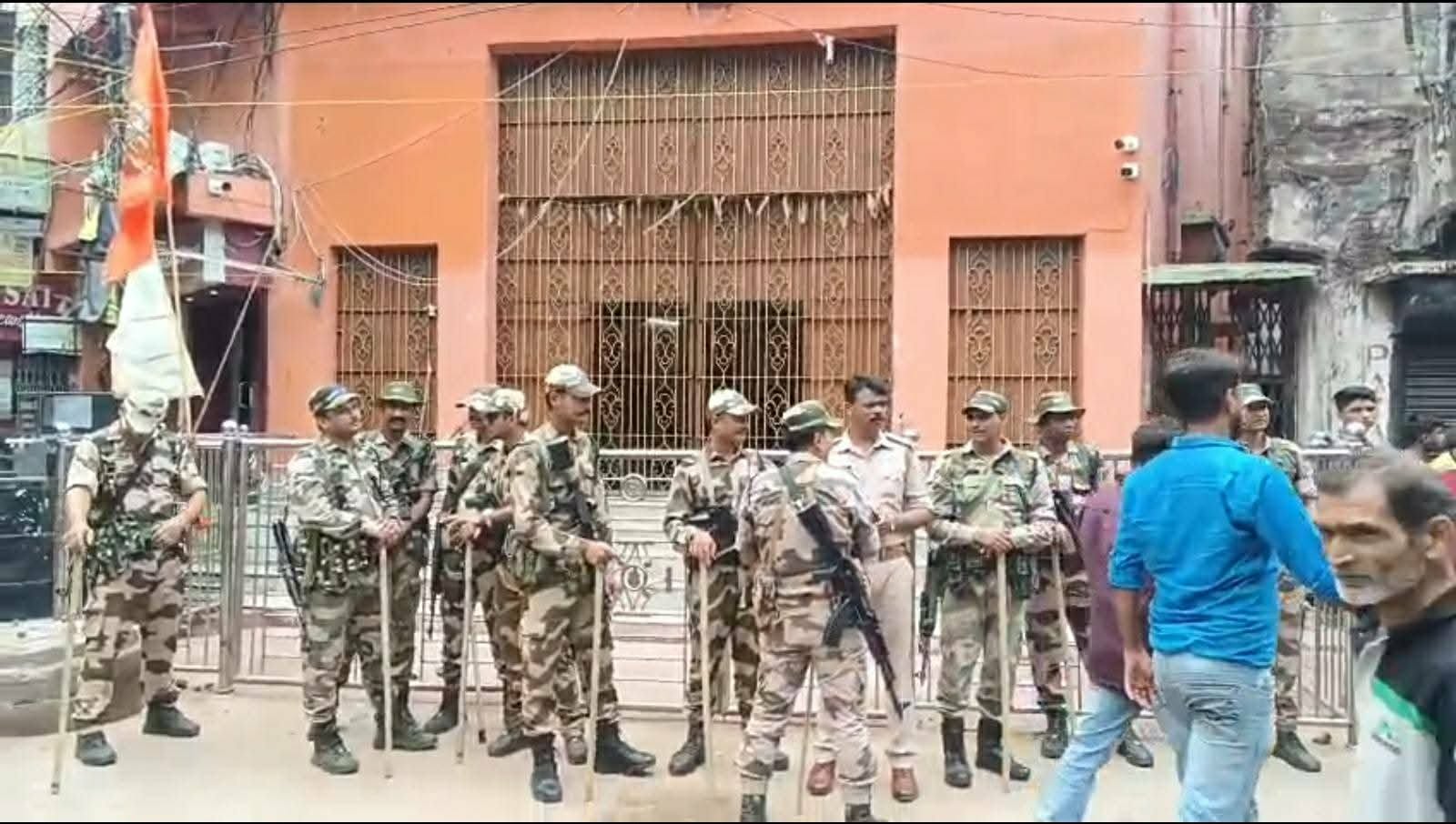 অশান্তি রুখতে তৎপর প্রশাসন: দুর্গা মন্দিরে কড়া নিরাপত্তা