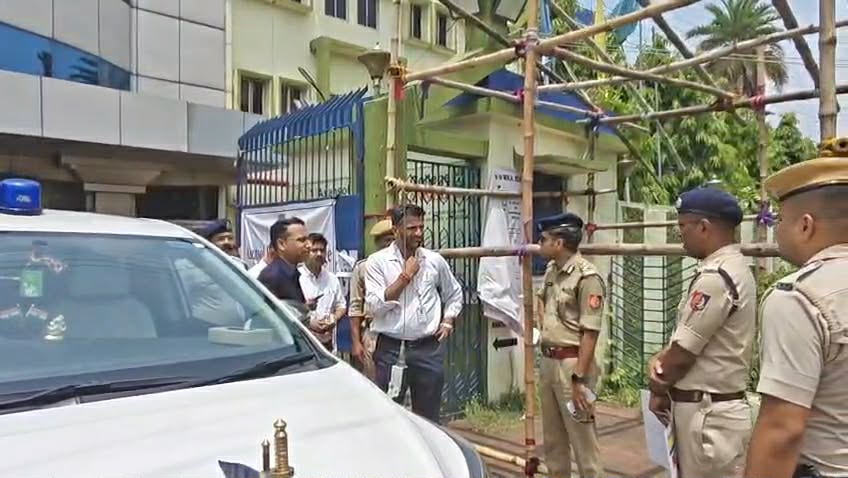 স্ট্রং রুমের নিরাপত্তা পরিদর্শনে জেলাশাসক ও পুলিশ কমিশনার