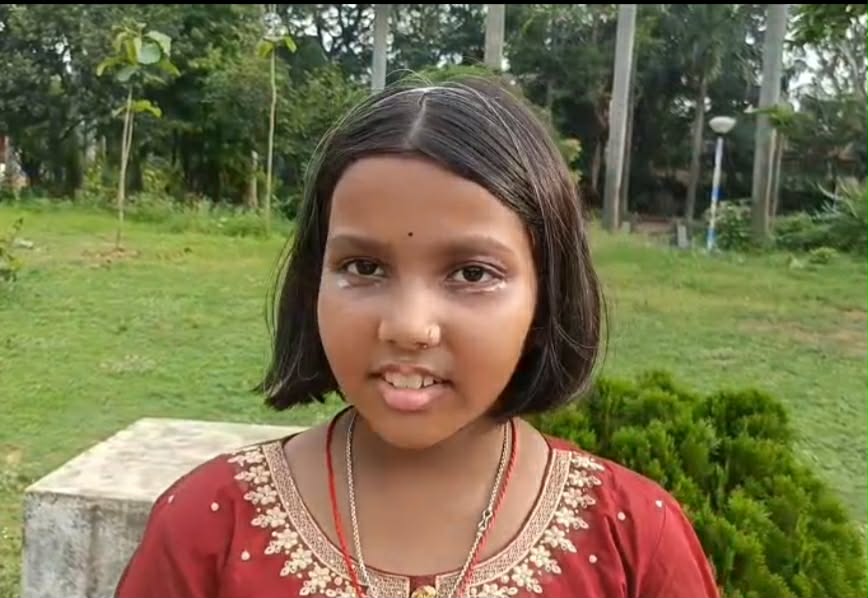 ভজন গানেই মুগ্ধতা, রানীগঞ্জের খুদে শিল্পী দুর্গা নাগ