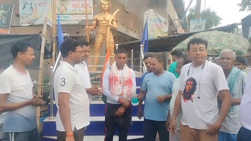 অন্ডাল থেকে বৈষ্ণোদেবী: দুই হাজার কিলোমিটার দীর্ঘ পদযাত্রায় যুবক বাবন বাউরি