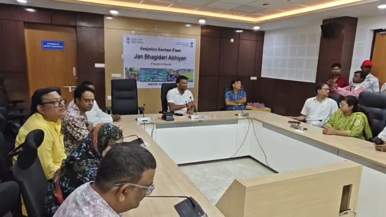 ছবি বদল ঘিরে তুলকালাম: জেলাশাসকের দ্বারস্থ মেয়র