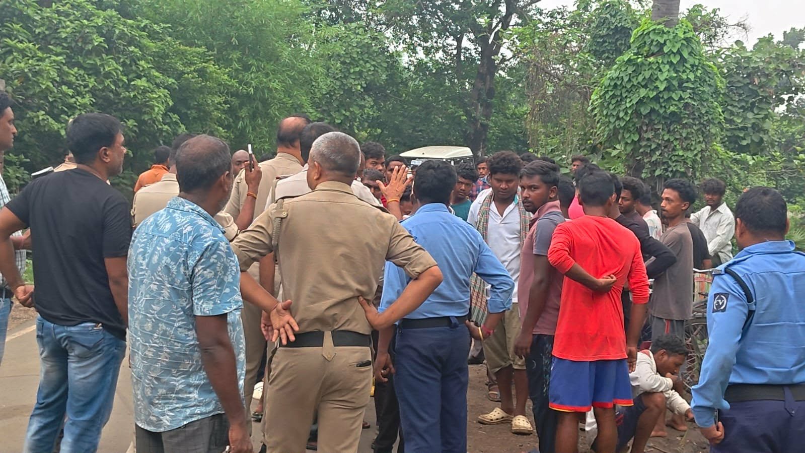 ক্রেসার মেশিনের দূষণে অতিষ্ঠ মহেশপুর: সালানপুরের কারখানায় গ্রামবাসীদের বিক্ষোভ
