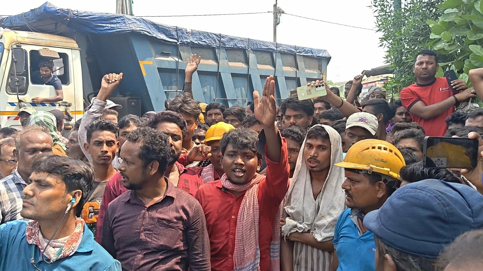 শোষণ ও বঞ্চনার প্রতিবাদে উত্তপ্ত সালানপুর: স্টিল কারখানায় শ্রমিকদের বিক্ষোভ