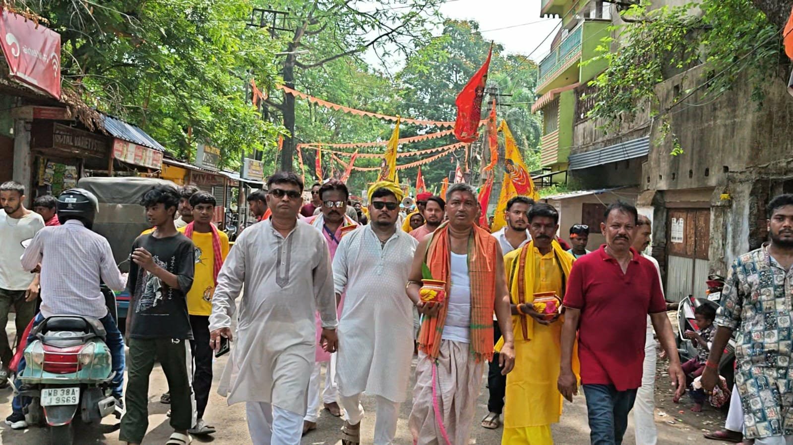 তীব্র দাবদাহ উপেক্ষা করে ভক্তদের ঢল: লছিপুরে বর্ণাঢ্য কলস যাত্রা ও হরিনাম সংকীর্তন