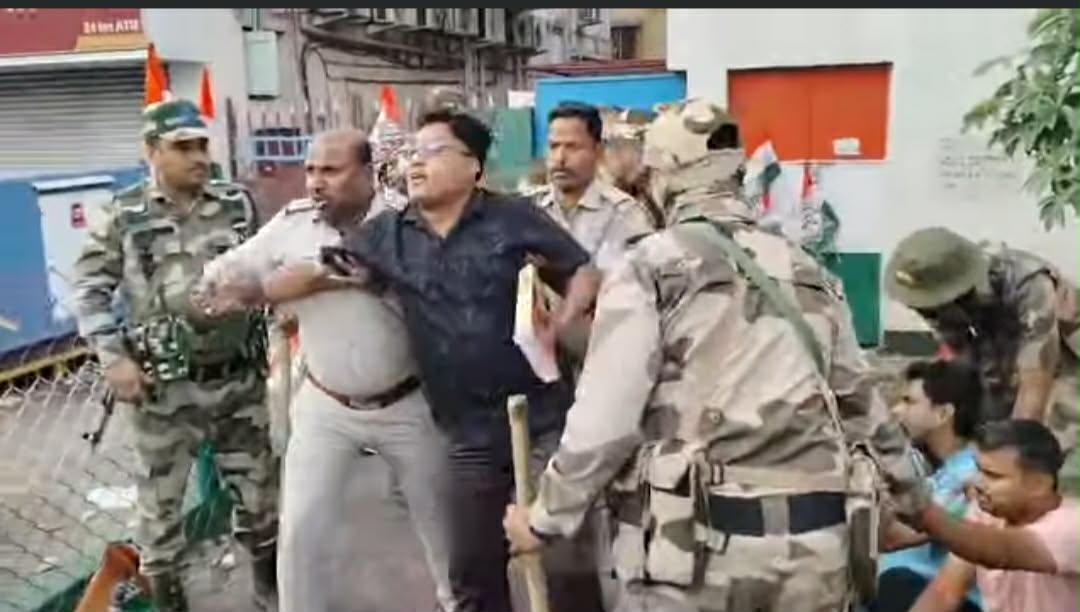 ​আসানসোলে অফিস উদ্ধারে কংগ্রেসের হানা,  আটক ৩