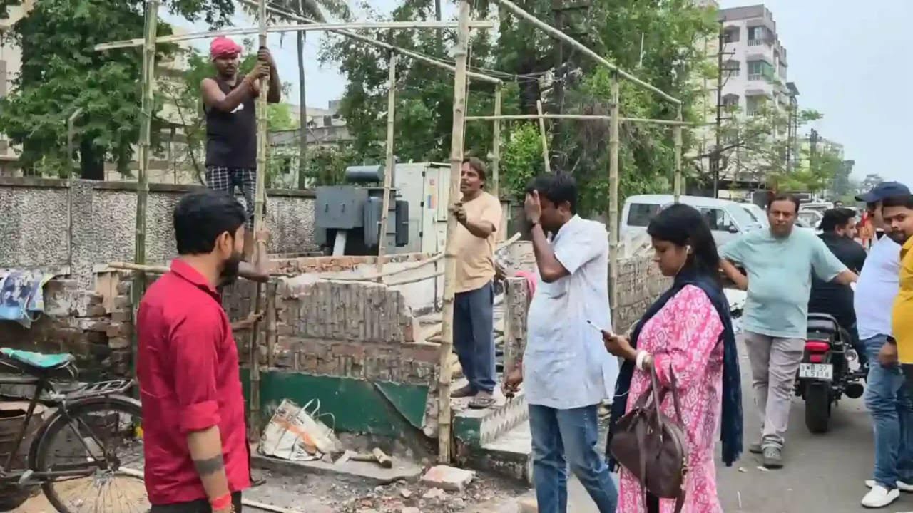 পুড়ে যাওয়া তৃণমূল অফিস গড়ে দিচ্ছেন বিজেপি বিধায়ক