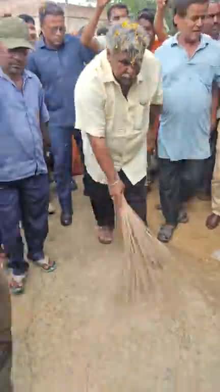 ঝাঁটা হাতে সাফাই অভিযানে পাণ্ডবেশ্বরের বিধায়ক জিতেন্দ্র তেওয়ারি
