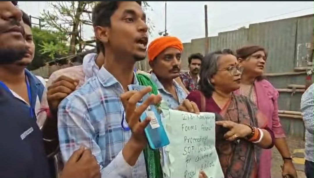 সিল ফাইলে মোবাইল! স্ট্রং রুমের নিরাপত্তা নিয়ে প্রশ্ন