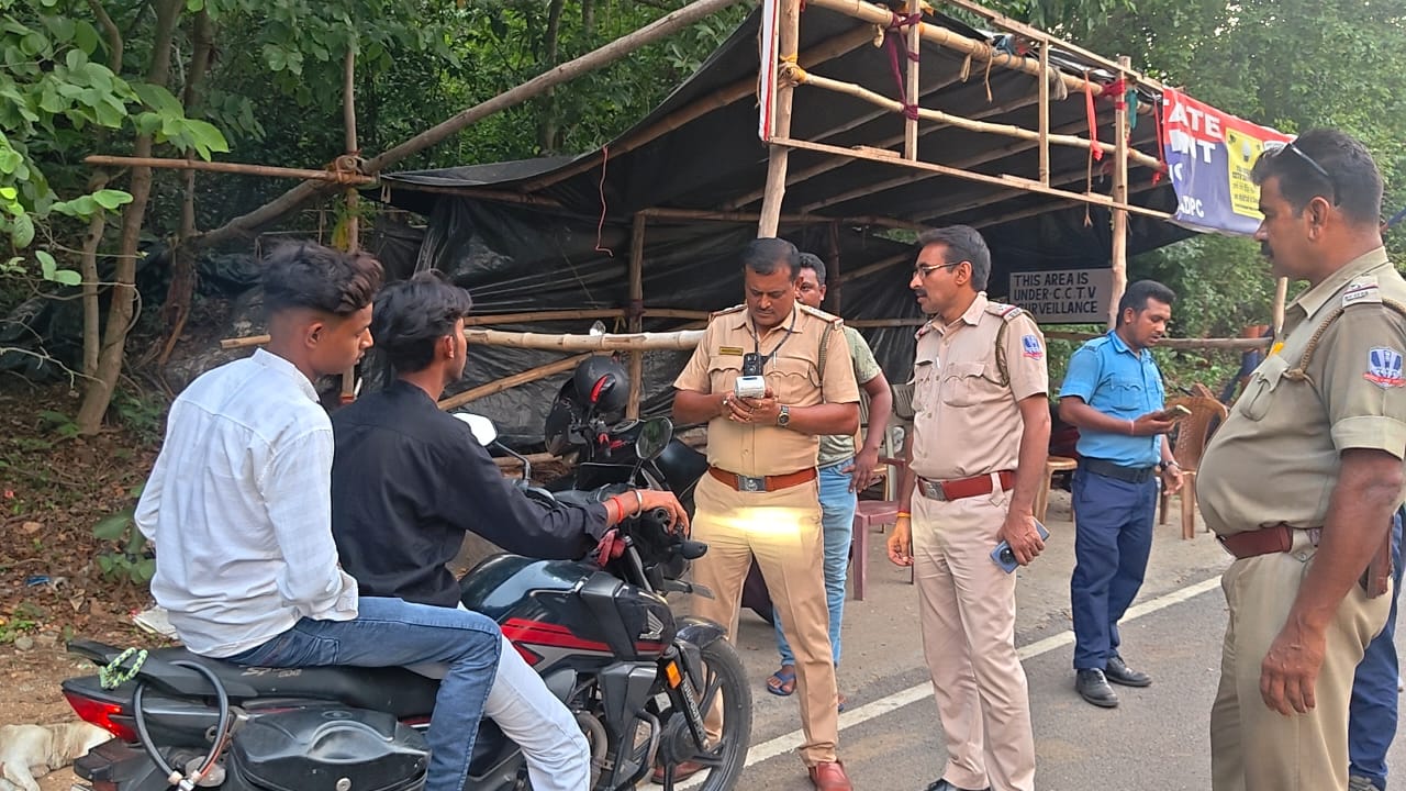পথ দুর্ঘটনা রুখতে সক্রিয় পুলিশ:  হেলমেটবিহীন বাইক চালকদের জরিমানা