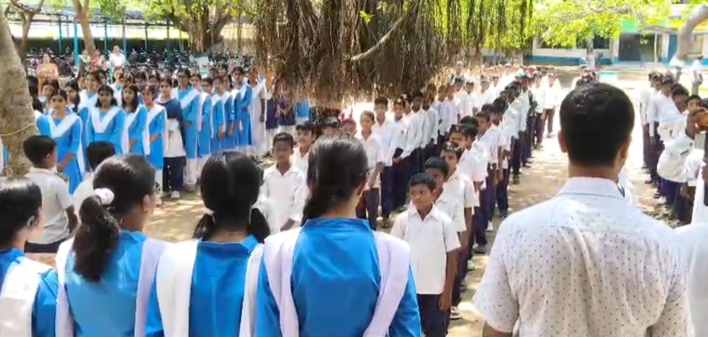 রাজ্যজুড়ে স্কুলগুলিতে ‘বন্দেমাতরম’ দিয়ে দিনের সূচনা, সাড়া বোলপুরেও