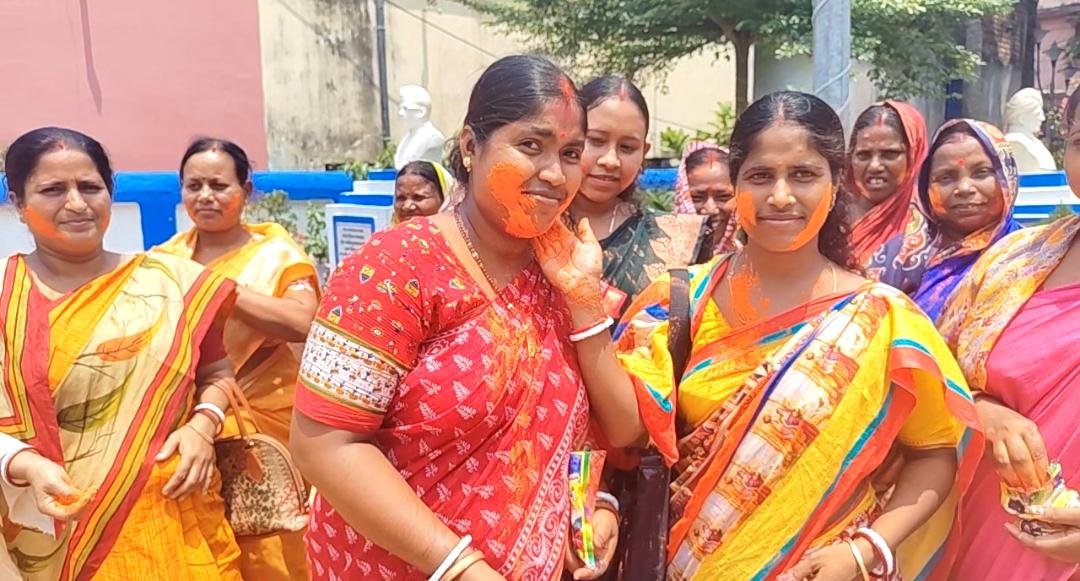 লক্ষ্মীর ভান্ডারের বদলে নতুন প্রকল্পে ৩০০০ টাকা, আনন্দে আবির খেলায় মাতলেন সাগর ব্লকের মহিলারা