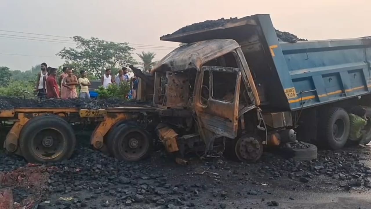 জাতীয় সড়কে ভয়াবহ দুর্ঘটনা: ডাম্পারে আগুন লেগে মৃত চালক