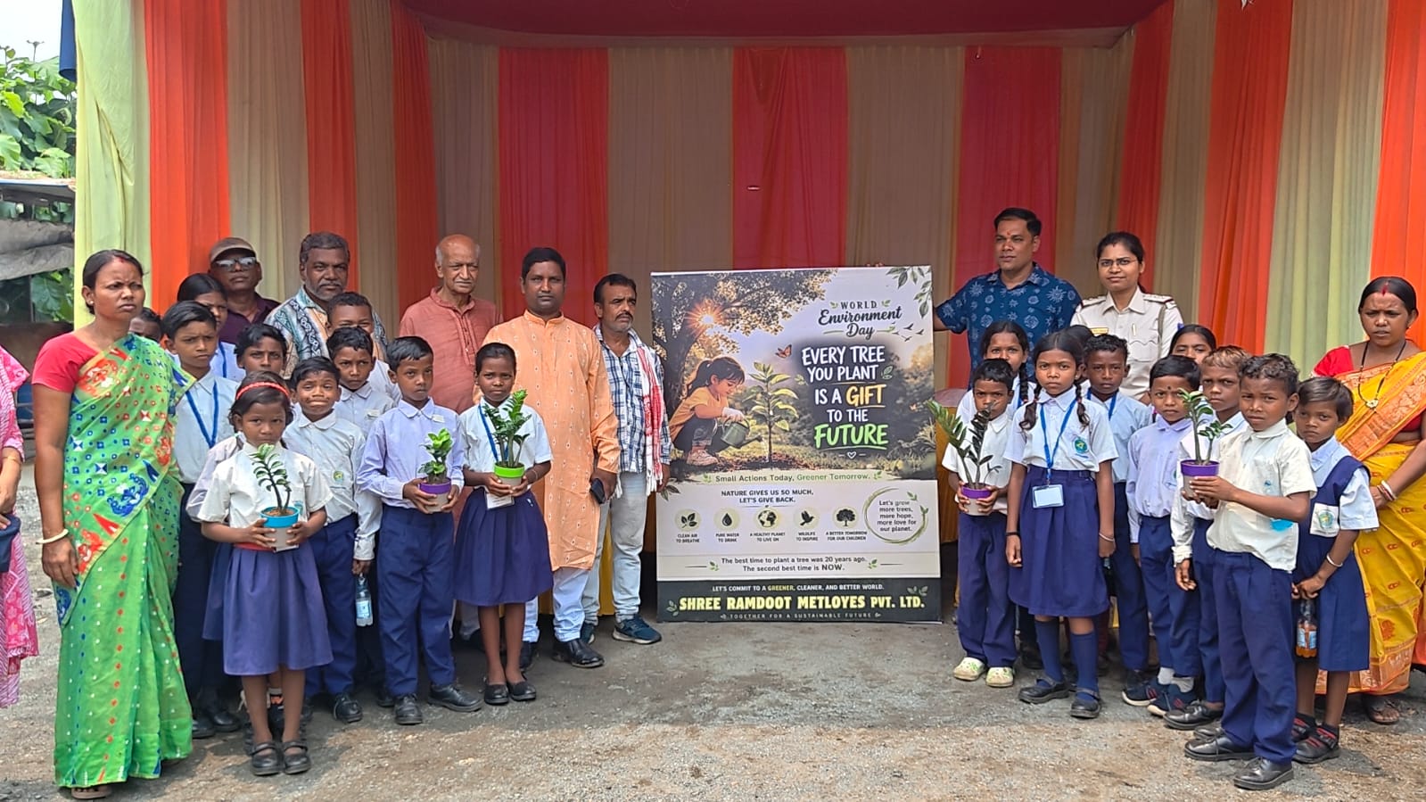 একটি গাছ মায়ের জন্য’: খুদে পড়ুয়াদের সঙ্গে নিয়ে বিশ্ব পরিবেশ দিবস পালন করল রামদূত মেটলয়েস