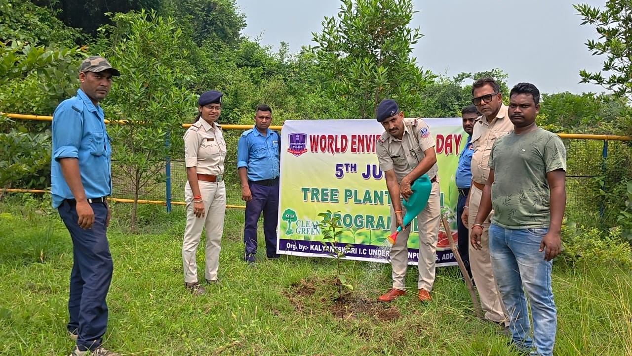 বিশ্ব পরিবেশ দিবস উপলক্ষে কল্যাণেশ্বরী ফাঁড়ির পুলিশের বৃক্ষরোপণ কর্মসূচি