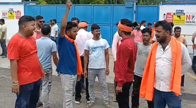 ​কাজের দাবিতে পানাগড় শিল্প তালুকে বিক্ষোভ, সিন্ডিকেট রাজ খতমের দাবি স্থানীয়দের