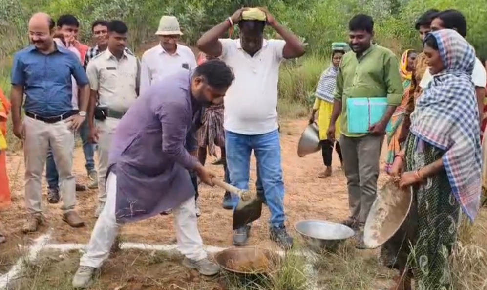 শুরু ১০০ দিনের কর্মযজ্ঞ, কোদাল হাতে বিধায়ক