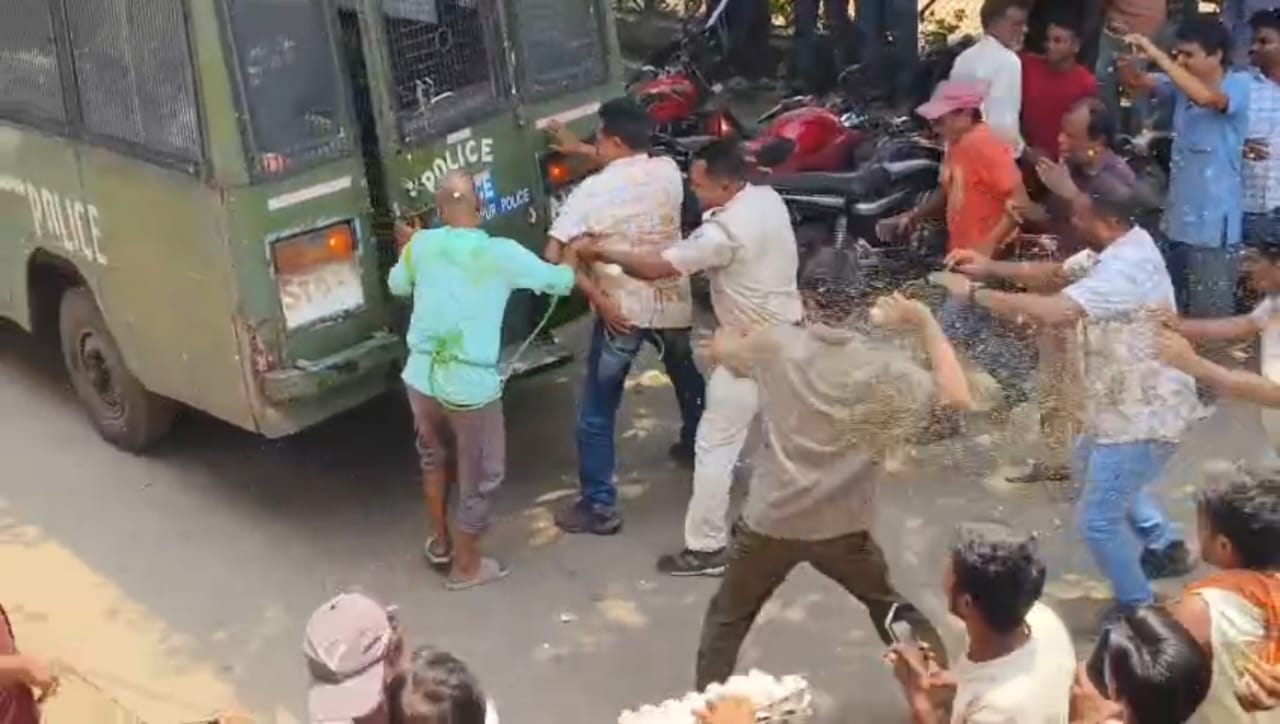 আদালতে যাওয়ার পথে তৃণমূল নেতা ও বালি মাফিয়াকে লক্ষ্য করে ‘ডিম বৃষ্টি’