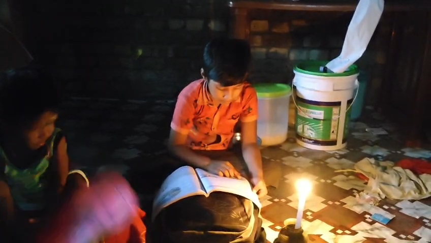 আঁধারে কাটছে দিন, শ্যামপুরে মোমবাতির আলোই ভরসা খুদে পড়ুয়ার