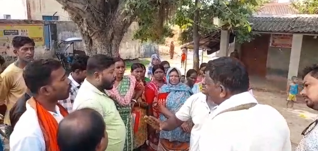 জব কার্ড আটকে রাখার অভিযোগ,  আদিবাসীদের বিক্ষোভ