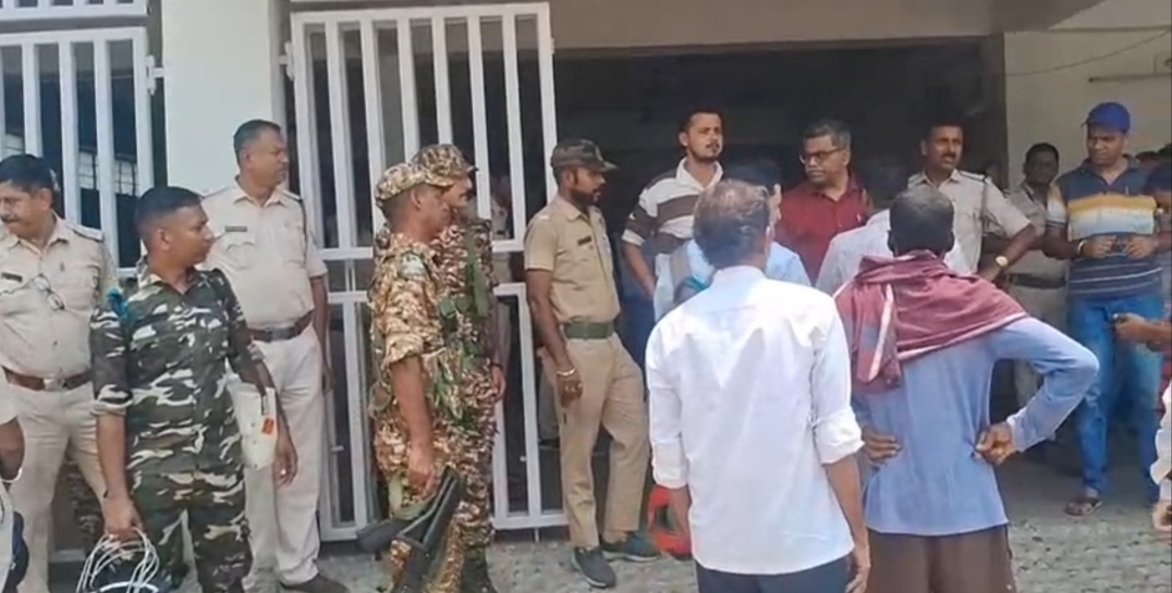 ​বারাবনিতে তৃণমূলের কার্যালয়ে প্রশাসনের তালা, তুঙ্গে রাজনৈতিক বিতর্ক