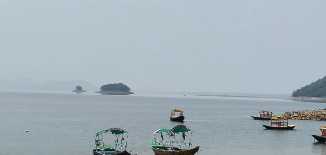 ​মাঝ-জলাধারে ফেটে গেল নৌকা, স্থানীয় চালকদের তৎপরতায় রক্ষা ১৪ পর্যটকের