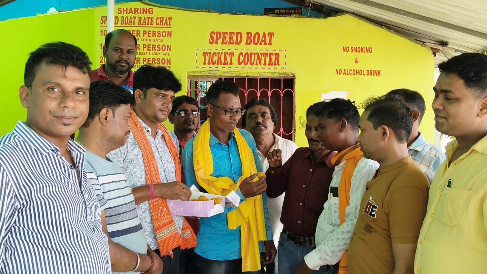 মাইথনে অসীম সাহসিকতা: ডুবন্ত পর্যটকদের প্রাণ বাঁচিয়ে সংবর্ধিত নৌকাচালক