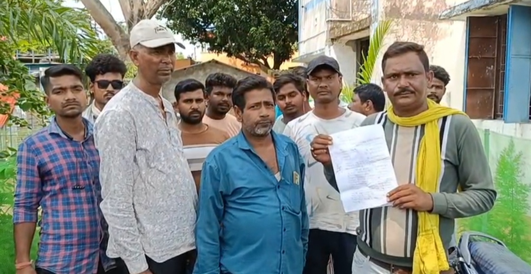বালি বোঝাই ট্রাক্টর আটক-   বিধায়কের হস্তক্ষেপে মুক্ত গাড়ি