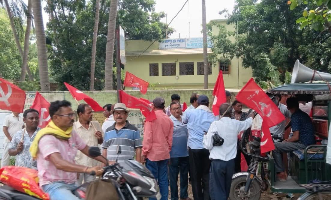 বিভিন্ন দাবিতে রূপনারায়ণপুর পঞ্চায়েতে কৃষক সভার ডেপুটেশন