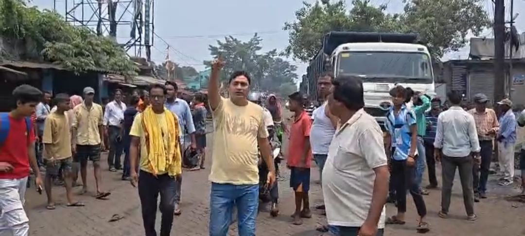 ইসিএল ডাম্পারের ধাক্কায় আহত স্কুটি আরোহী যুবতী, ‘নো-এন্ট্রি’ নিয়ম নিয়ে তীব্র ক্ষোভ
