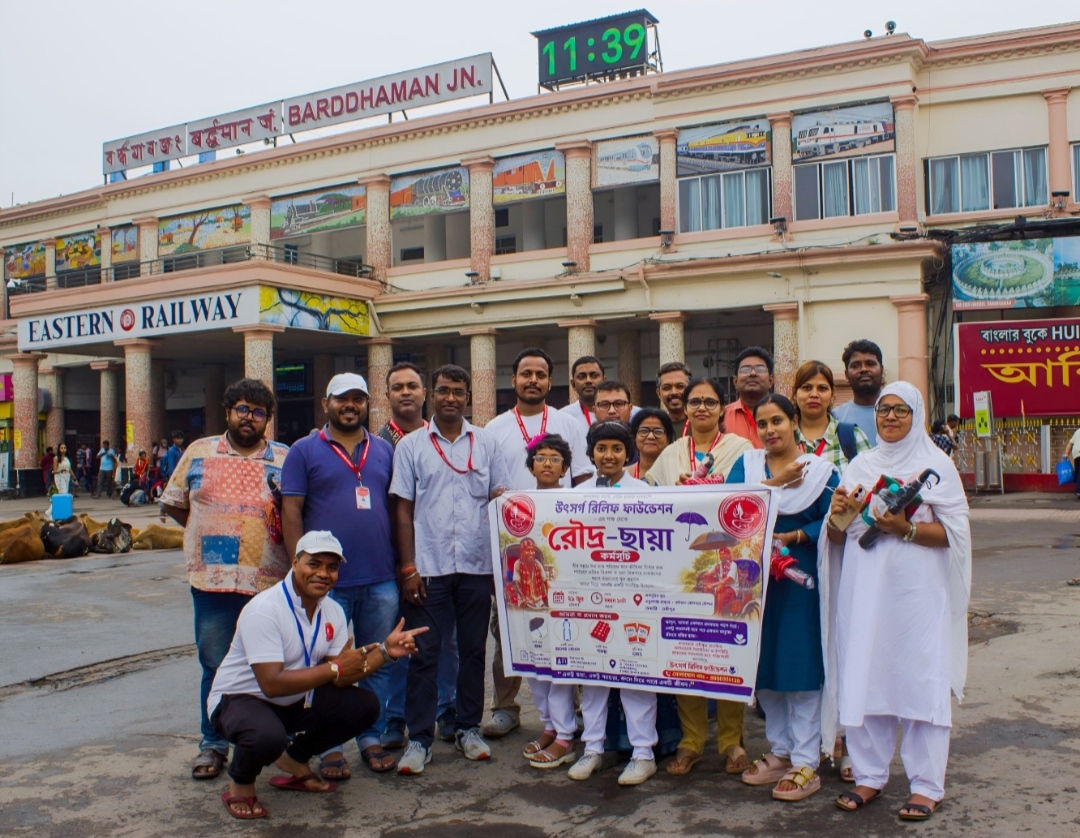 তীব্র দাবদাহে শ্রমজীবী মানুষের পাশে ‘উৎসর্গ’, মানবিকতায় উজ্জ্বল ‘রৌদ্রছায়া’