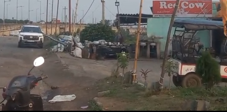 অবৈধ পার্কিংয়ের বলি বাইক আরোহী, পুলিশের ভূমিকা নিয়ে বিতর্ক