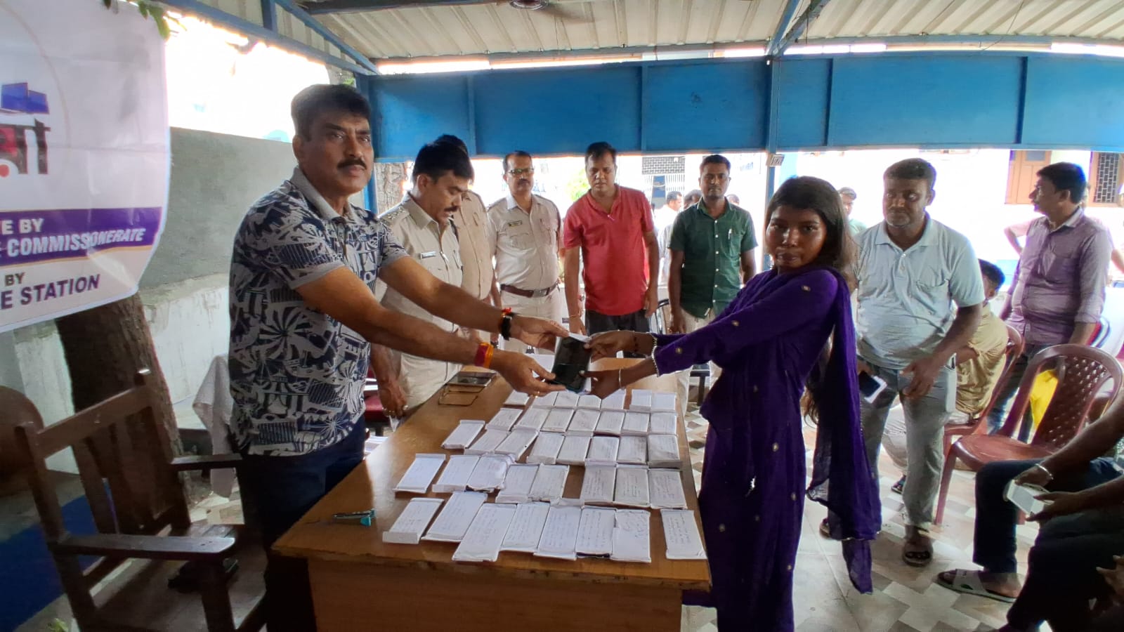 হারিয়ে যাওয়া  মোবাইল উদ্ধার পুলিশের, তুলে দেওয়া হলো মালিকদের হাতে 