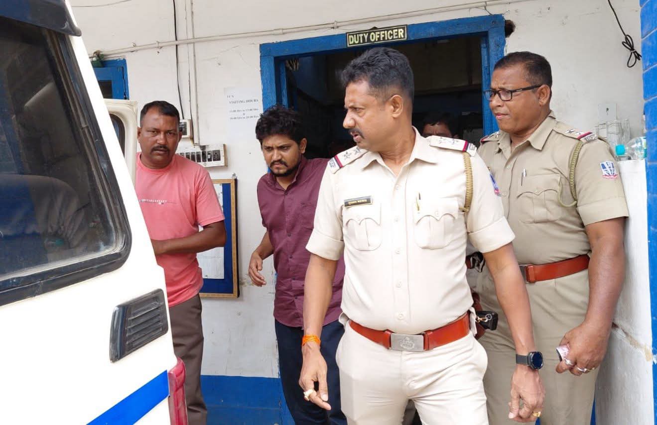 দুর্নীতি ও প্রতারণার দায়ে গ্রেফতার তৃণমূল উপপ্রধান সুরজিৎ মোদক