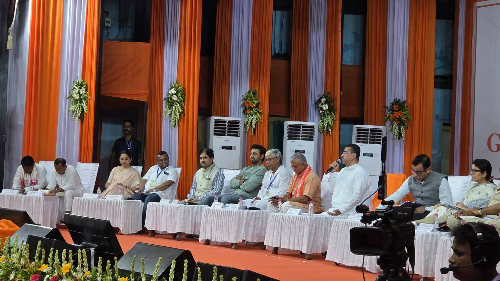 প্রশাসনিক বৈঠকে তৃণমূলের জনপ্রতিনিধিদের উপস্থিতি: তুঙ্গে রাজনৈতিক জল্পনা