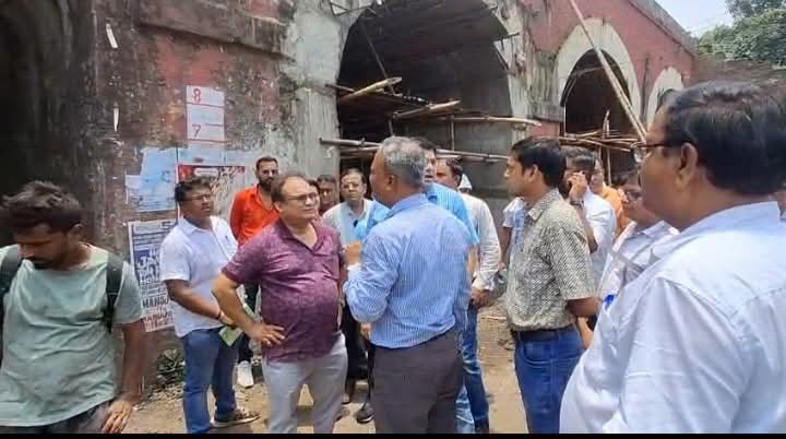 ​বর্ষার আগে পাঁচমাথা পুলে জল জমার সমস্যা সমাধানে তৎপর প্রশাসন