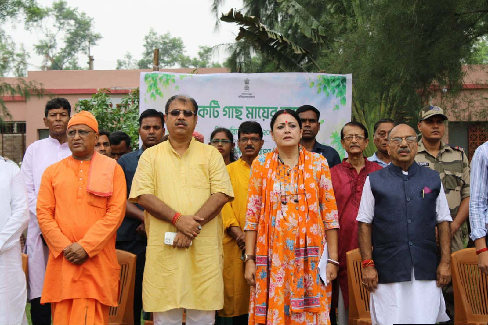 ​আসানসোল রামকৃষ্ণ মিশনে বৃক্ষরোপণ, ‘মায়ের নামে গাছ’ লাগানোর আহ্বান মন্ত্রীর
