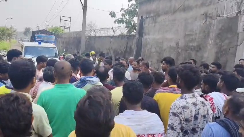 বিদ্যুৎস্পৃষ্ট হয়ে শ্রমিকের মৃত্যু: ক্ষতিপূরণের দাবিতে উত্তাল আসানসোল